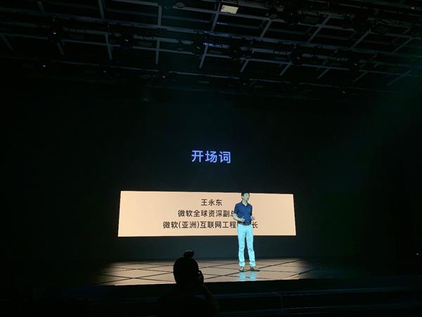 微软第一AI美少女！小冰重磅升级：下可对话撩直男 上能学